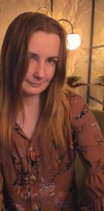 Webcam chat profile for MeggySun: Legs, feet & shoes