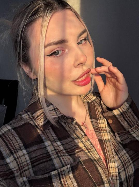 Webcam chat profile for DianaRenee: Piercings & tattoos