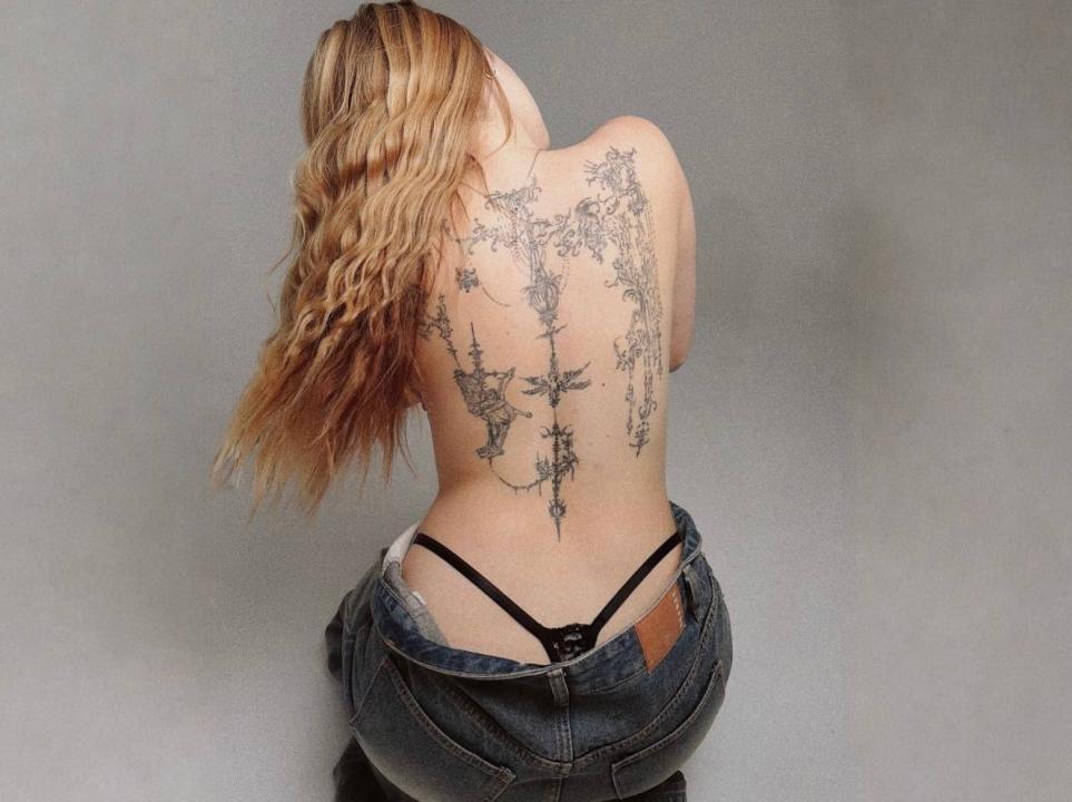 Webcam chat profile for EmilySweetie: Legs, feet & shoes