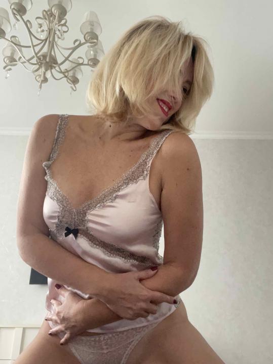 Webcam chat profile for MyAngelShy: Legs, feet & shoes