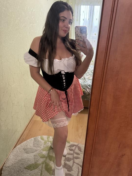 Webcam chat profile for LisaSecret: Legs, feet & shoes