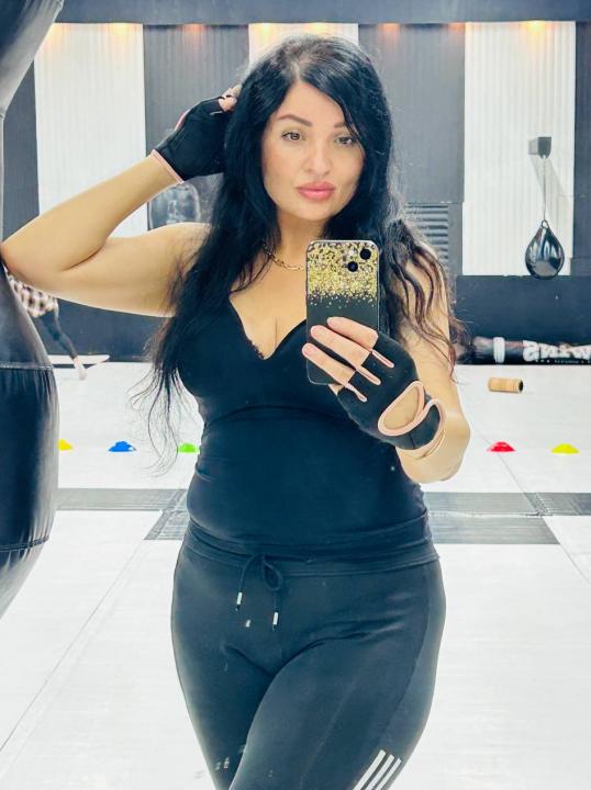 Webcam chat profile for ElaraBalance: Outfits