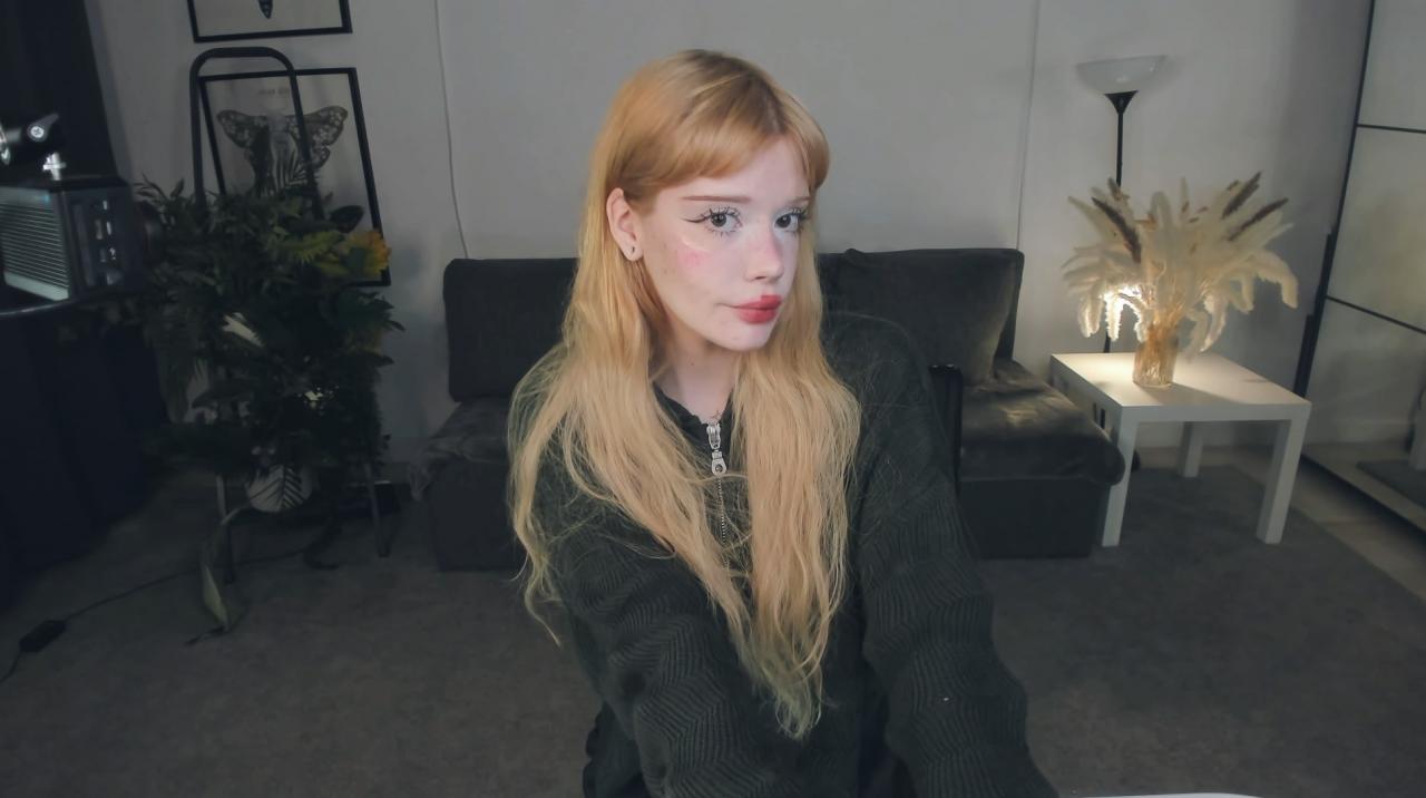 Webcam chat profile for SweetMell: Leather