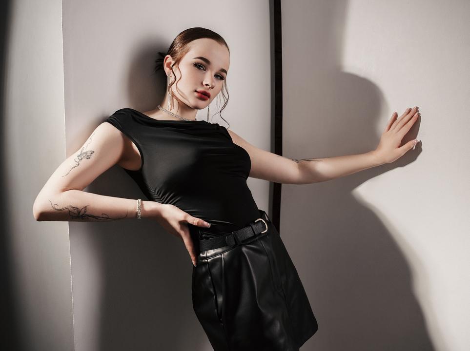 Webcam chat profile for AbigailForland: Legs, feet & shoes