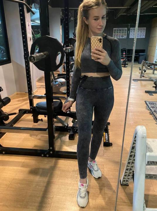 Webcam chat profile for Roses1