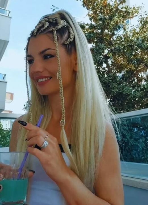 Webcam chat profile for ElinaForme: Dancing