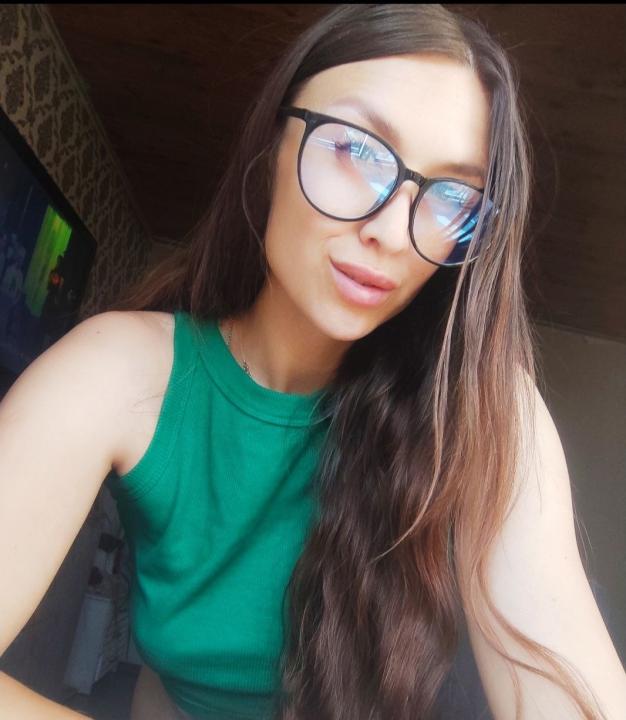 Webcam chat profile for BonnieFanny: Legs, feet & shoes