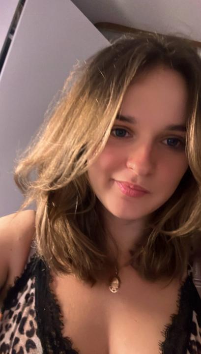 Webcam chat profile for Lyris: Ask about my Hobbies