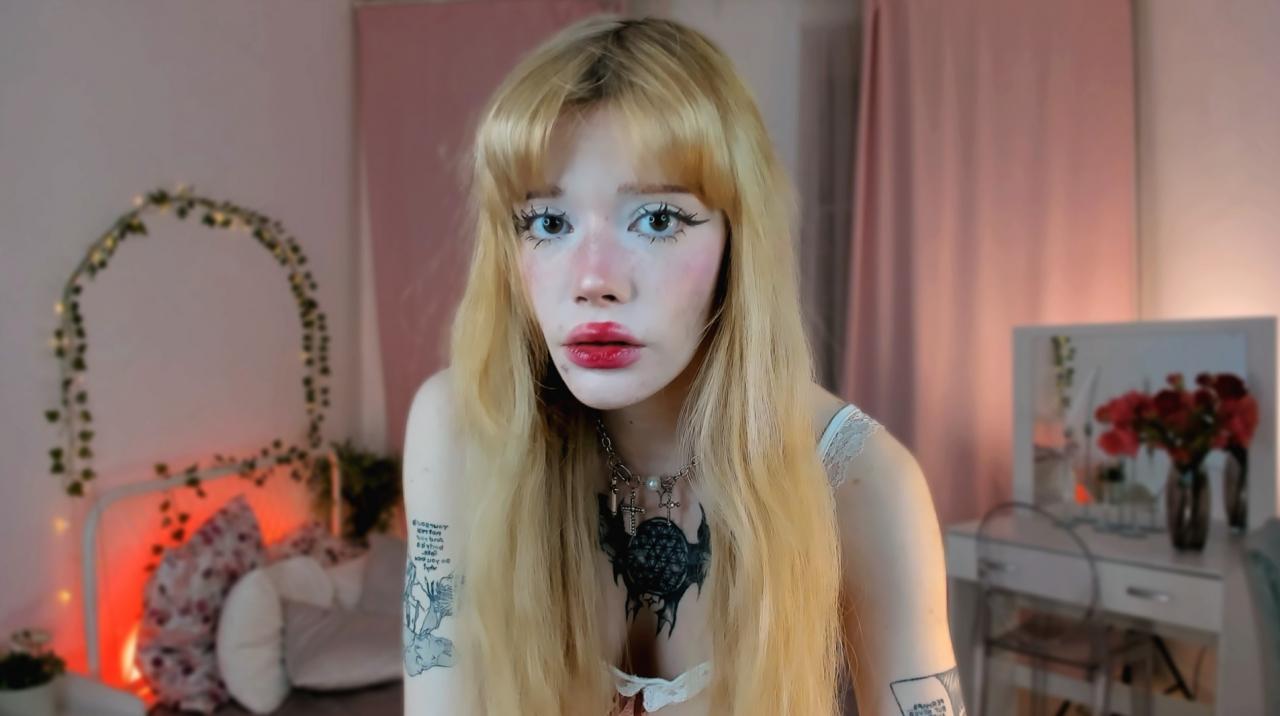 Webcam chat profile for SweetMell: Leather