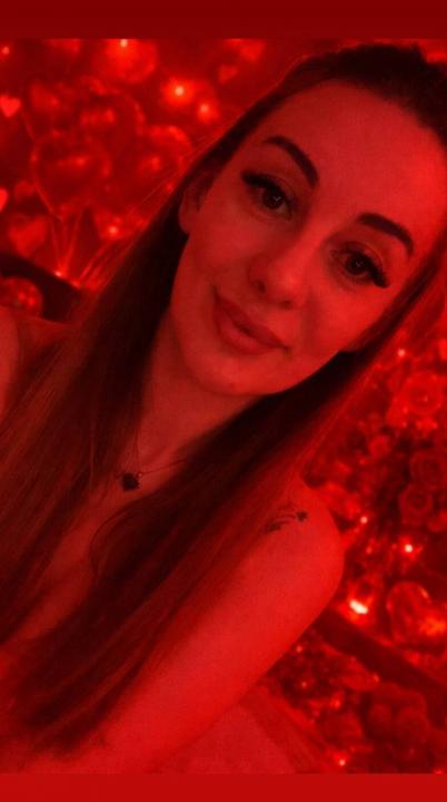 Webcam chat profile for SunnyDrive: Outfits