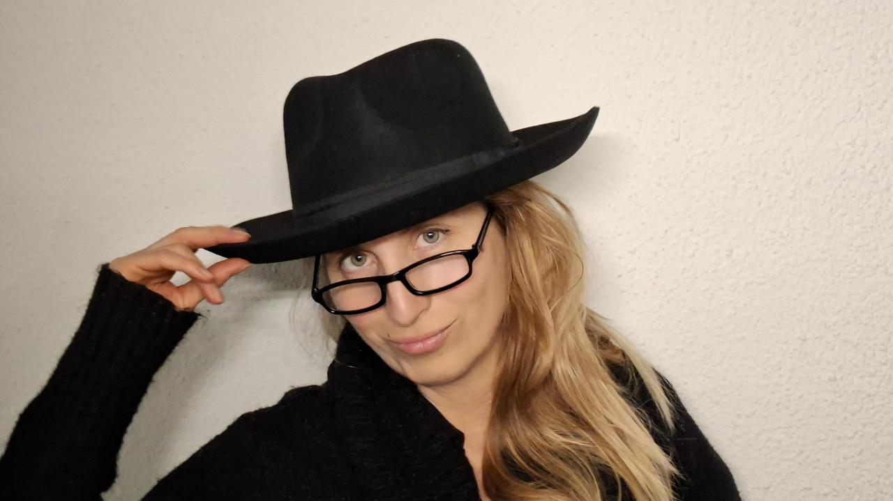 Webcam chat profile for SandyForYou: Dancing