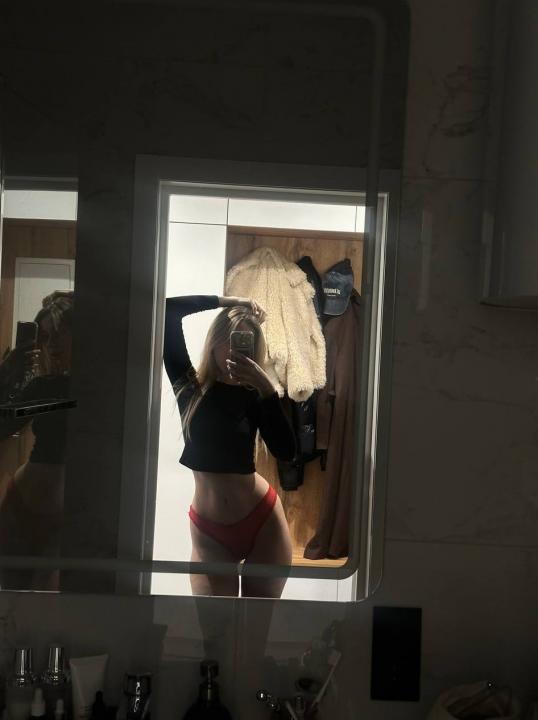 Webcam chat profile for SoulMoon: Legs, feet & shoes