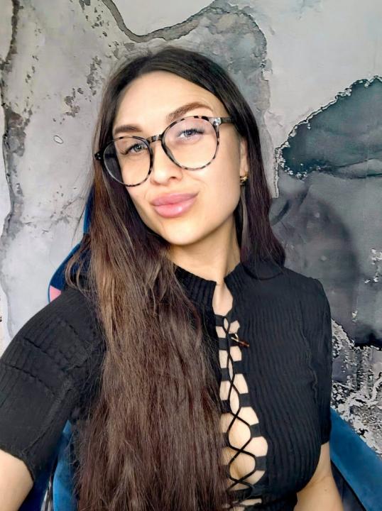 Webcam chat profile for BonnieFanny: Legs, feet & shoes