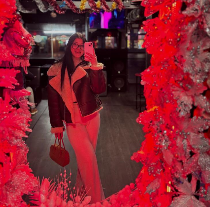 Webcam chat profile for MiraCherry: Dancing