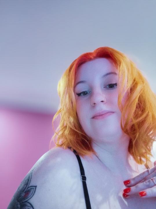 Webcam chat profile for Emilia