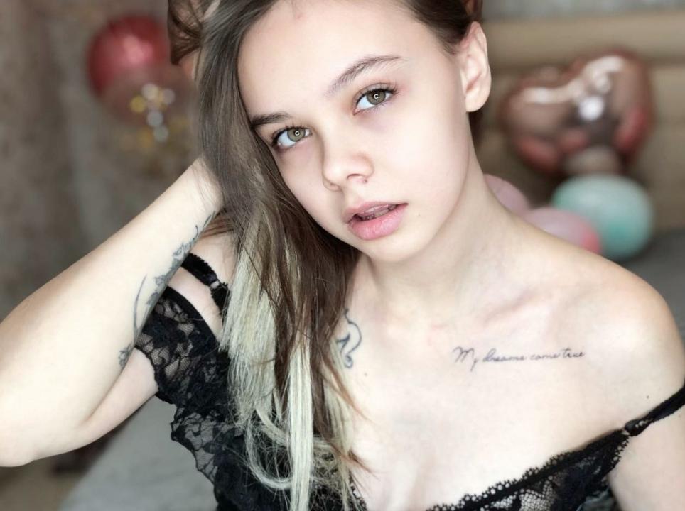 Webcam chat profile for StrawberryLolli: Legs, feet & shoes