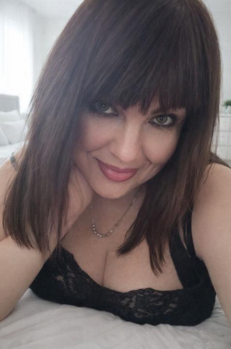 Webcam chat profile for Elisora: Dancing