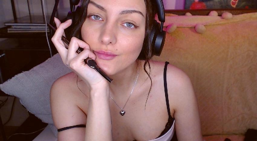 Webcam chat profile for Alina322: Piercings & tattoos