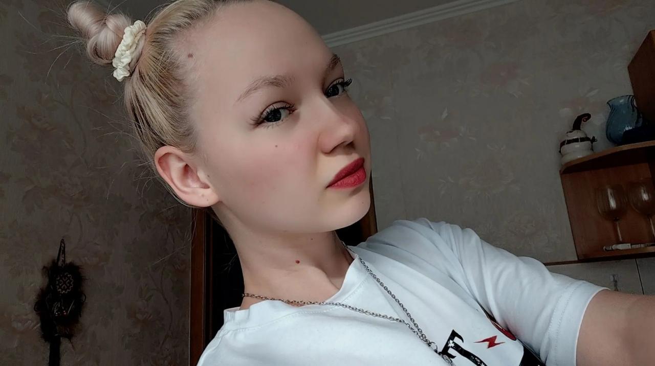 Webcam chat profile for BabyXDoll: Legs, feet & shoes