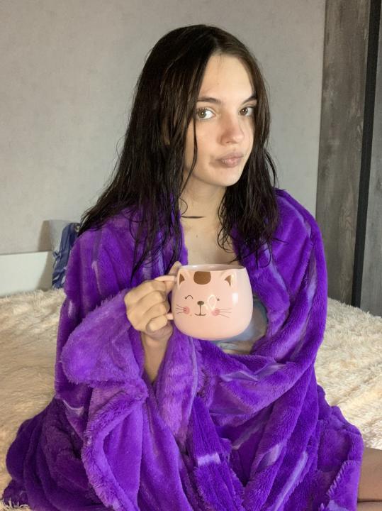 Webcam chat profile for LiaMeow: Kissing