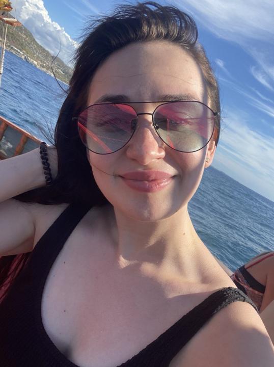 Webcam chat profile for Laura27