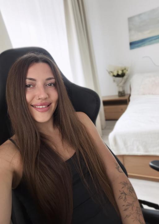 Webcam chat profile for SweetTi: Legs, feet & shoes