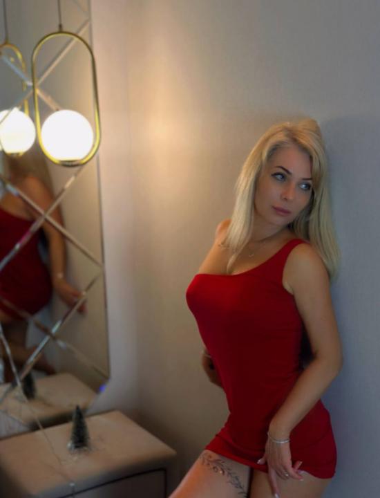 Webcam chat profile for MiyaKisss: Kissing