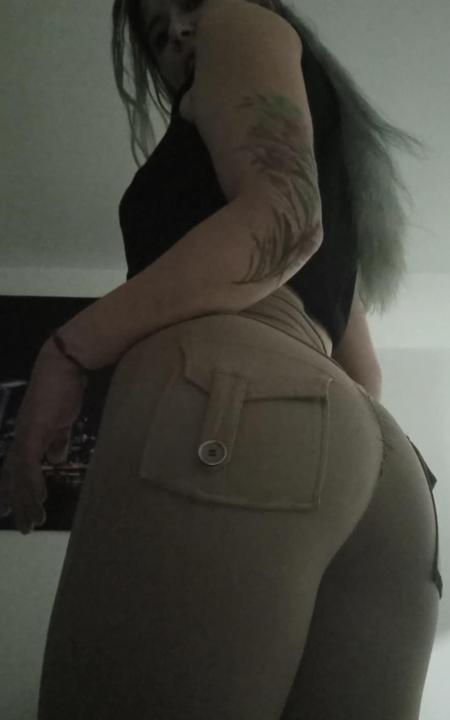 Webcam chat profile for CharlotteFIT: Leather