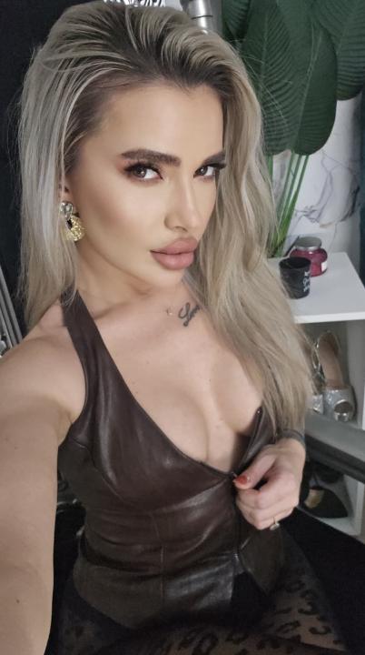 Webcam chat profile for AmiraBelle: Dominatrix