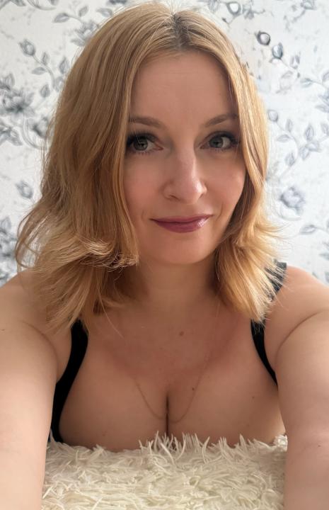 Webcam chat profile for WanderlustHeart: Books/Reading