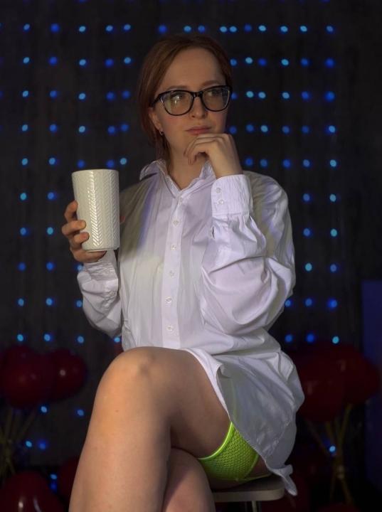 Webcam chat profile for CoyEmma: Strip-tease