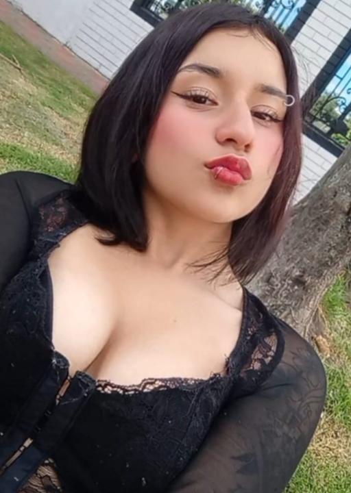 Webcam chat profile for missgaby: Kissing