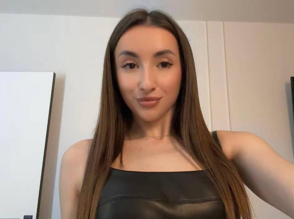 Webcam chat profile for ArinaBloom: Outfits