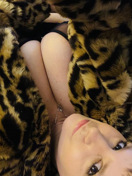 Webcam chat profile for iammmmiky: Legs, feet & shoes