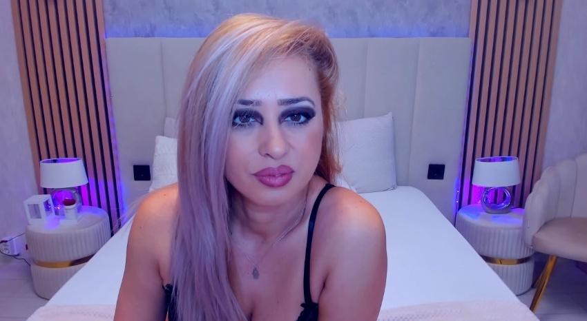 Webcam chat profile for MelekGlo: Kissing