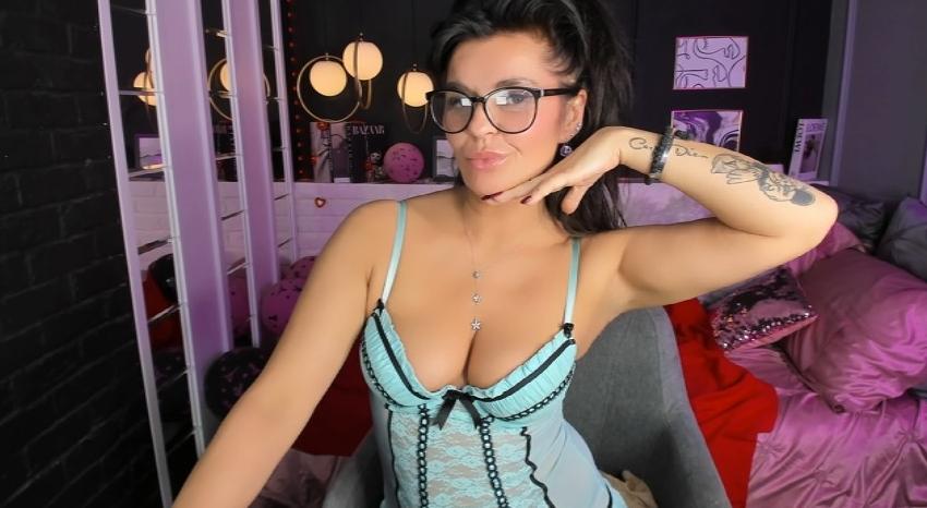 Webcam chat profile for RikaCoutts: Legs, feet & shoes