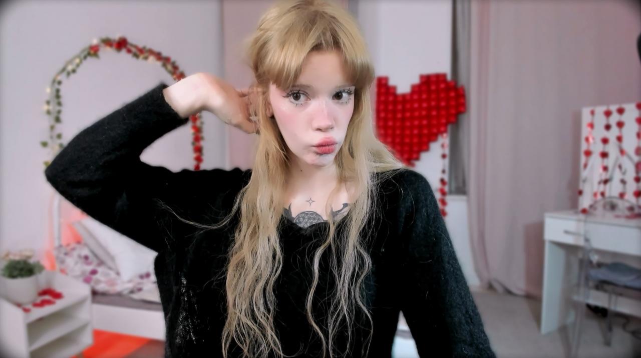 Webcam chat profile for SweetMell: Leather