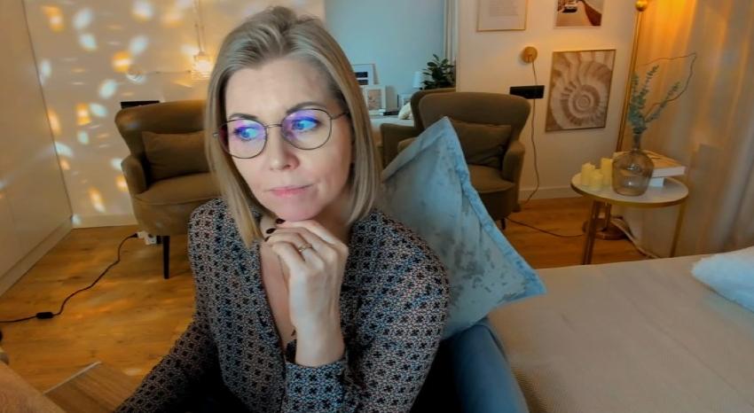 Webcam chat profile for AnnieLight: Legs, feet & shoes