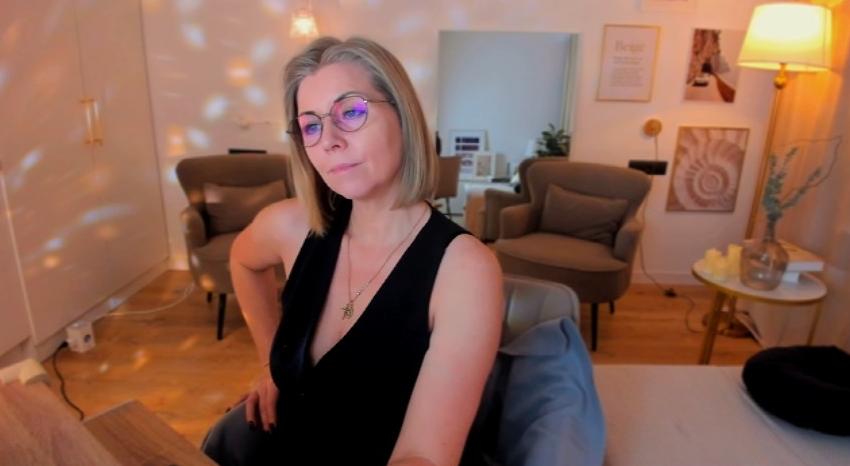 Webcam chat profile for AnnieLight: Legs, feet & shoes