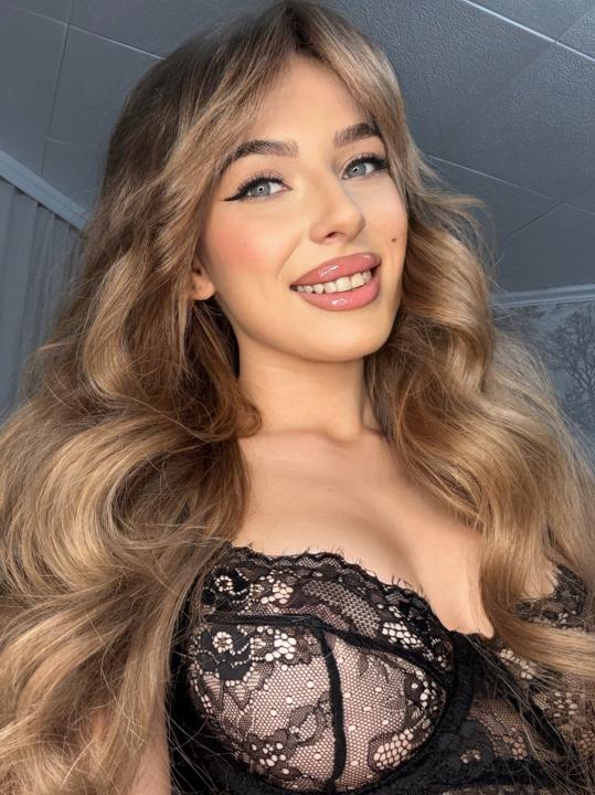 Webcam chat profile for Rinae: Legs, feet & shoes