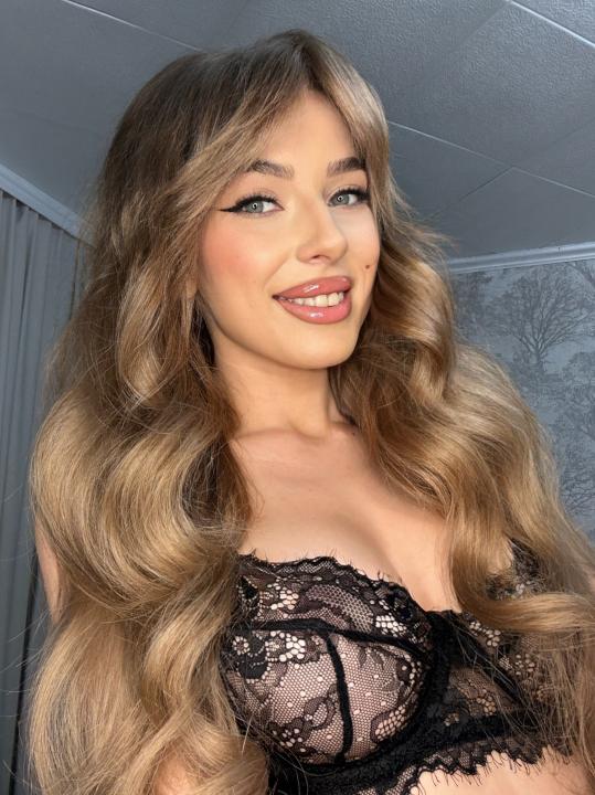 Webcam chat profile for Rinae: Legs, feet & shoes