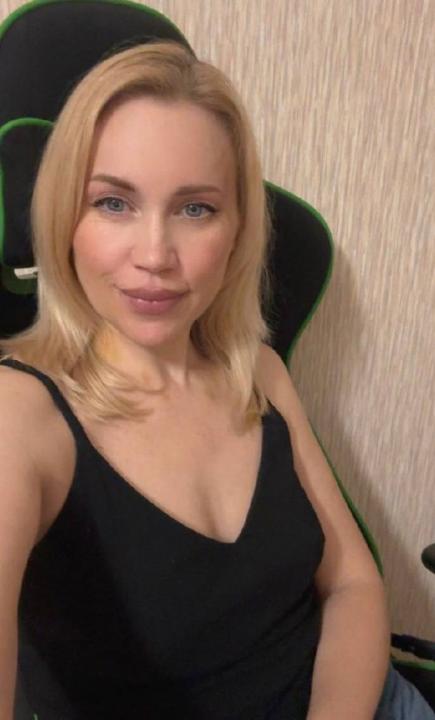 Webcam chat profile for ElanoraGrace: Exercise