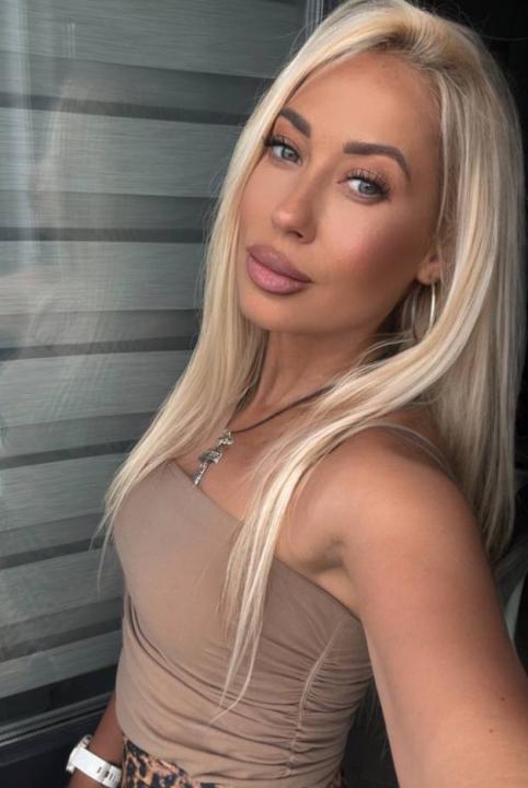 Webcam chat profile for QueenElly111: Outfits