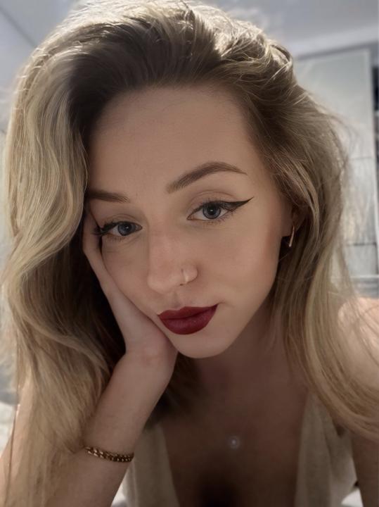 Webcam chat profile for Ellara: Cooking