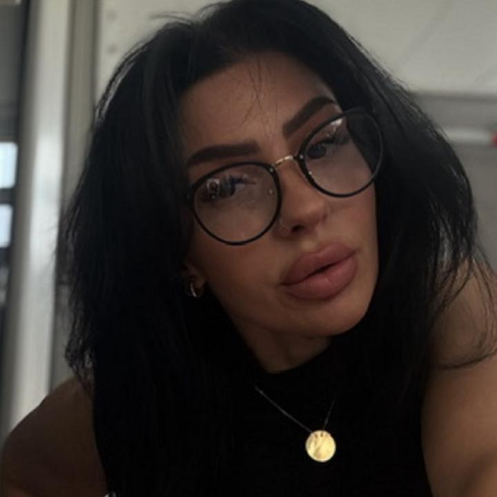 Webcam chat profile for BrainyBelle: Kissing