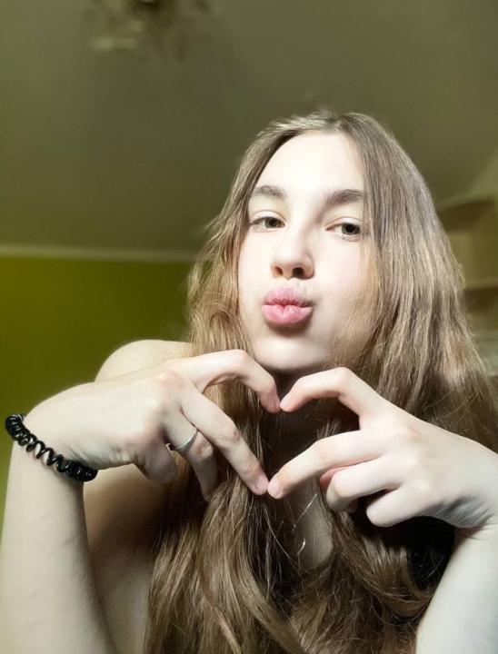 Webcam chat profile for Kirelle: Ask about my Hobbies