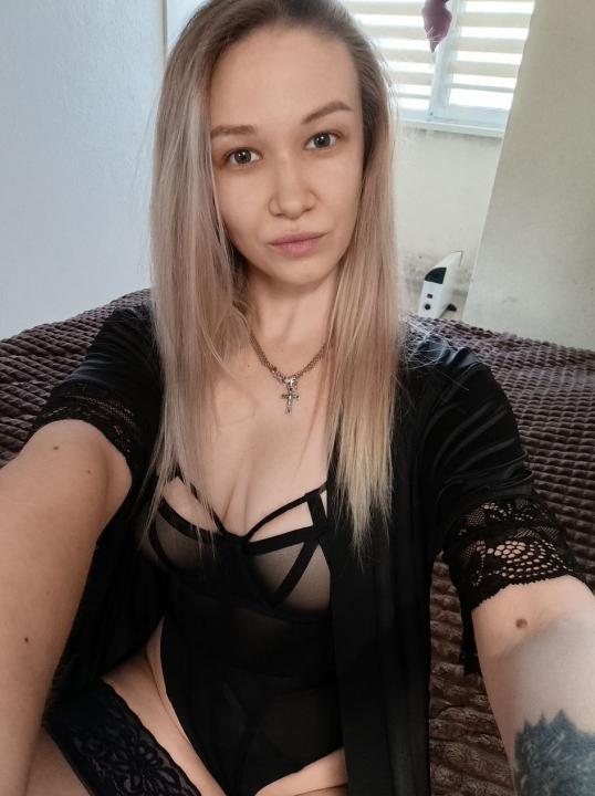 Webcam chat profile for VeryCuteGirl: Books/Reading