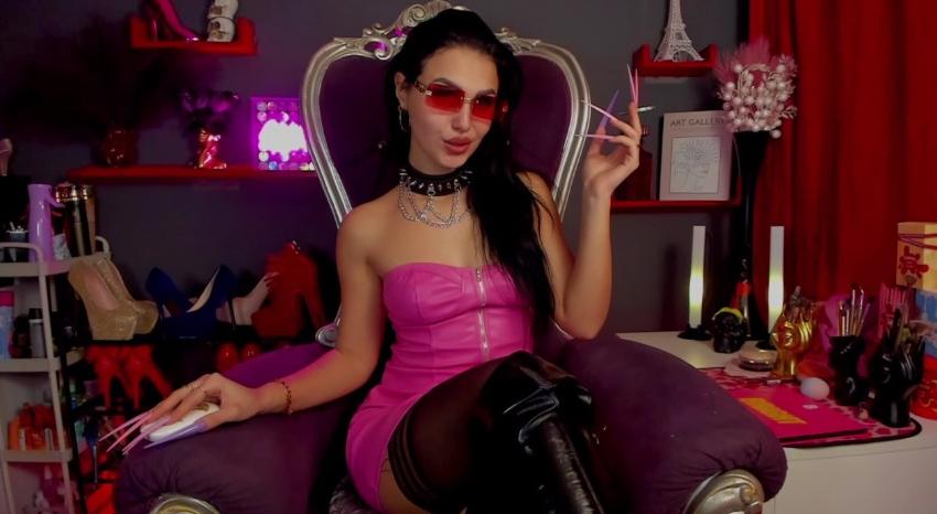Webcam chat profile for LeaNoire: Dominatrix