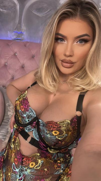 Webcam chat profile for MissGraceFindom: Kissing