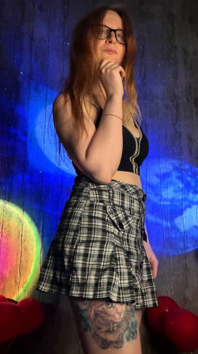 Webcam chat profile for CoyEmma: Strip-tease